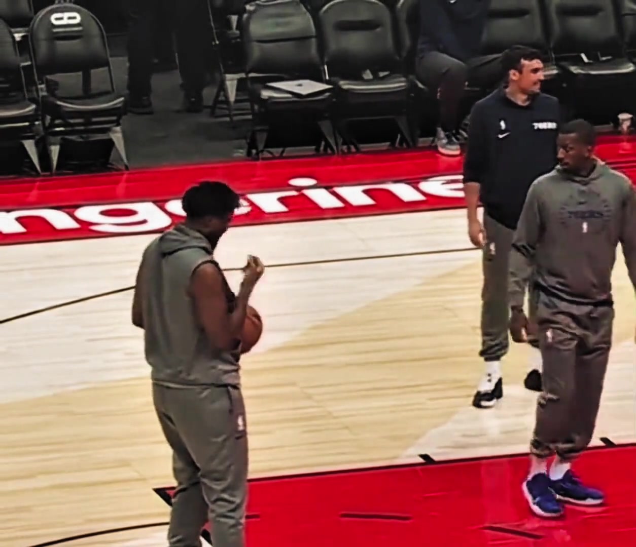 挺猎奇呀恩比德抠完腚手放鼻子上闻随后罚球 挺猎奇呀恩比德抠完腚手放鼻子上闻随后罚球