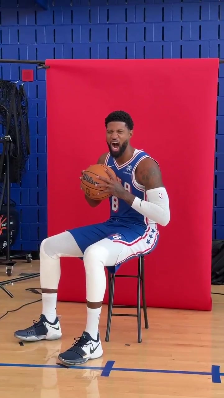 新赛季能回暖吗乔治出席76人媒体日拿球怒吼摆造型 新赛季能回暖吗乔治出席76人媒体日拿球怒吼摆造型