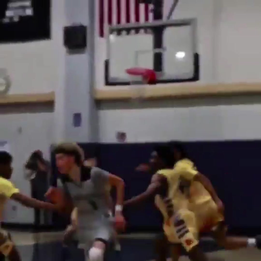 天赋尽显鲍尔高中时在五人包围网中命中三分 天赋尽显鲍尔高中时在五人包围网中命中三分