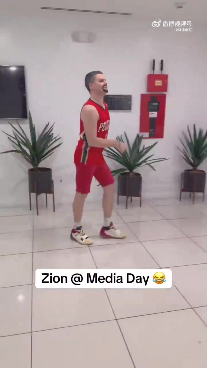 这小哥模仿挺像媒体日的胖虎锡是这么样子 这小哥模仿挺像媒体日的胖虎锡是这么样子