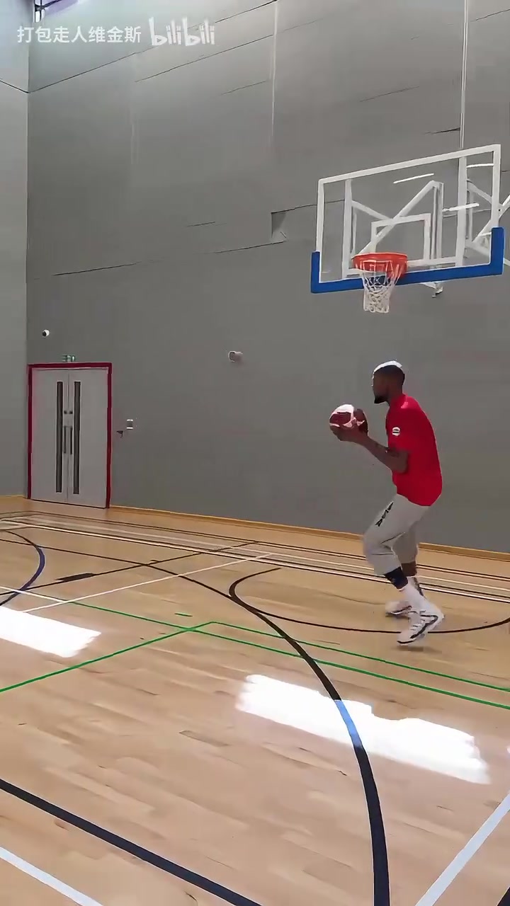 偶像与迷弟美国男篮时期KD和华子的投射训练甚至速率差不多 偶像与迷弟美国男篮时期KD和华子的投射训练甚至速率差不多